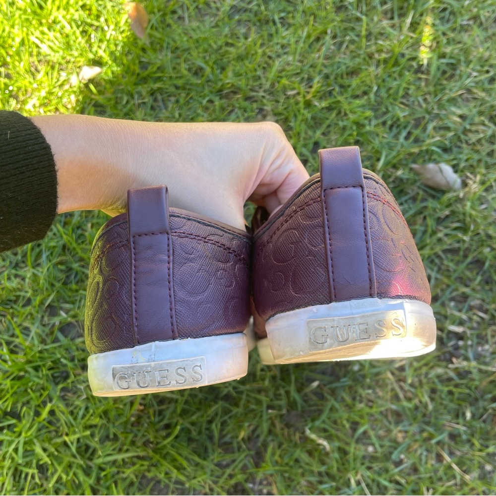 Guess Men burgundy sneakers - size 10 - Picture 5 of 10